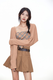 影棚里身着时尚服饰的靓丽少女形象