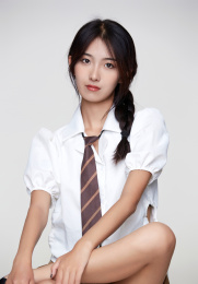 身穿高中制服的美丽少女