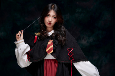 角色扮演霍格沃兹魔法学院学生的少女