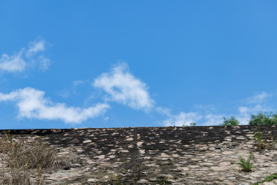 斜坡上的蓝色天空