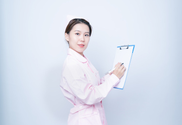 白背景里穿护士服手持病历夹的女护士