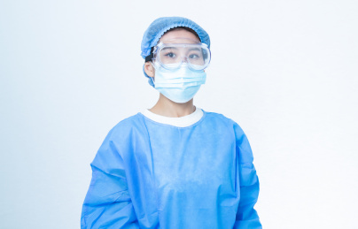 穿着一次性手术服的女医生