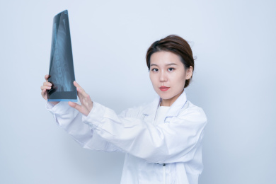 手持X光片的女医生形象