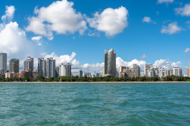 蓝天白云下，在自贸港政策中正蓬勃发展三亚