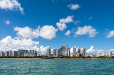 蓝天白云下，在自贸港政策中正蓬勃发展三亚