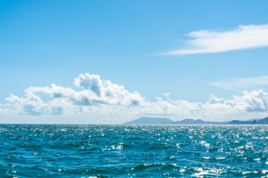 蓝天白云下的三亚蔚蓝色大海