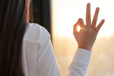 手在玻璃窗上做ok手势