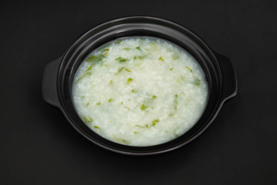 室内拍摄的黑底青菜粥