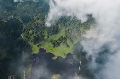 航拍四川瓦屋山山顶云雾中的森林和湖泊