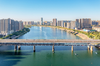 湘桂铁路列车驶过中国衡阳市衡阳湘江公铁大