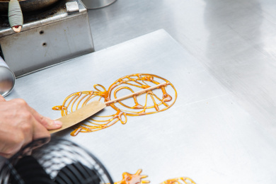 古镇老街里的吹糖人