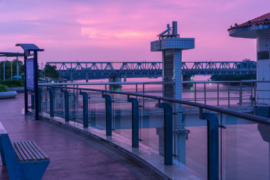 东莞城市风光石龙镇南岸公园栈道夕阳美景