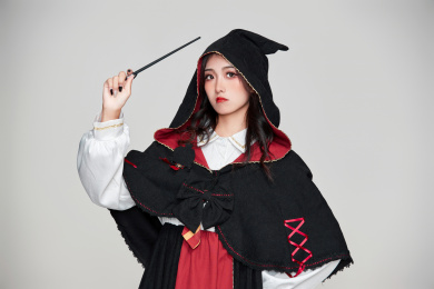 角色扮演霍格沃兹魔法学院学生的少女