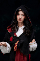 角色扮演霍格沃兹魔法学院学生的少女