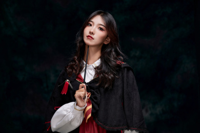 角色扮演霍格沃兹魔法学院学生的少女
