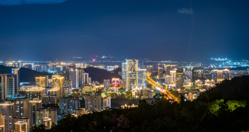 三亚湾临海街道璀璨夜景