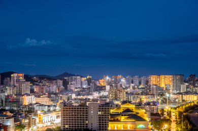 三亚湾临海街道璀璨夜景