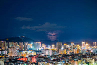 三亚湾临海街道璀璨夜景
