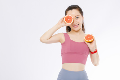 白色背景里吃水果的亚洲女孩