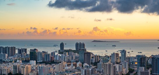 黄昏下的三亚湾与临春岭森林公园