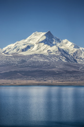 中国西藏日喀则的佩枯错与希夏邦马雪山群