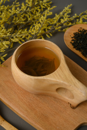 桌面上的杯子里的甘甜可口的碧螺春