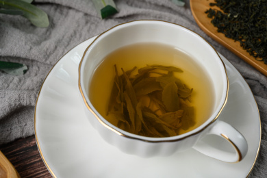 桌面上的杯子里的甘甜可口的碧螺春