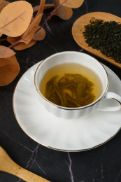桌面上的杯子里的甘甜可口的碧螺春