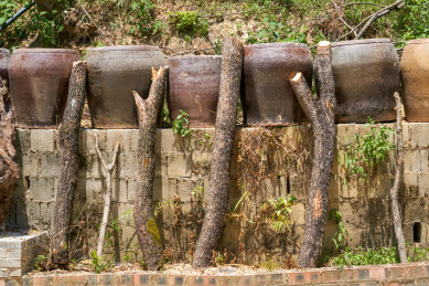 公园里用陶罐做装饰的阶梯围墙