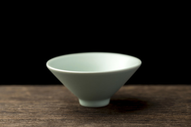 汝瓷茶杯茶盏摆放在木桌面上特写