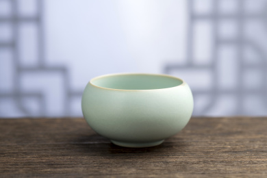 汝瓷茶杯茶盏摆放在木桌面上特写