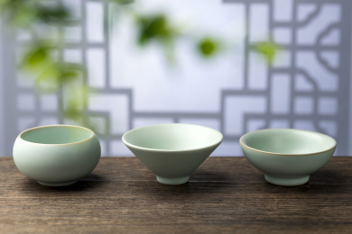 汝瓷茶杯茶盏摆放在木桌面上特写