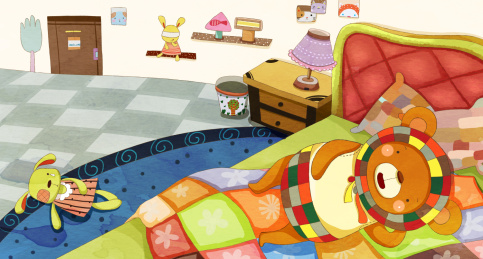 小熊累趴在家里的床上