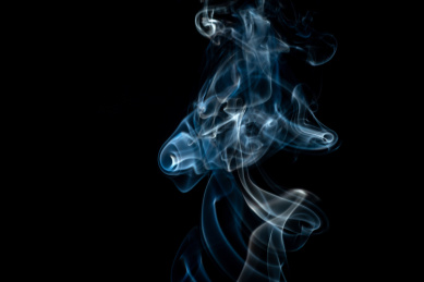 黑色背景上燃烧产生的烟雾