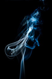 黑色背景上燃烧产生的烟雾