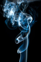 黑色背景上燃烧产生的烟雾