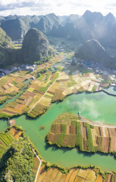 航拍广西都安地下河国家地质公园天窗群