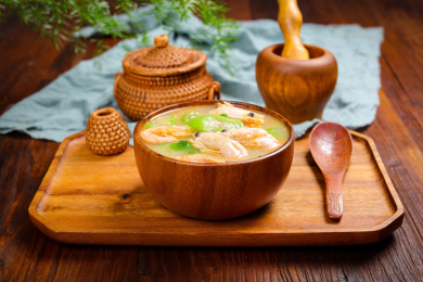 家常汤菜美食丝瓜煮大虾汤