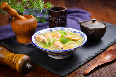 家常汤菜美食丝瓜煮大虾汤