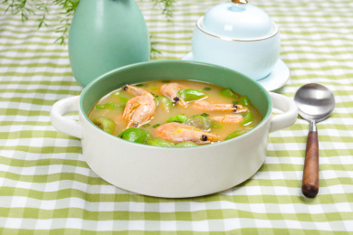 家常汤菜美食丝瓜煮大虾汤