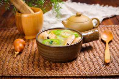 家常汤菜美食丝瓜煮大虾汤