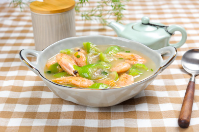 家常汤菜美食丝瓜煮大虾汤