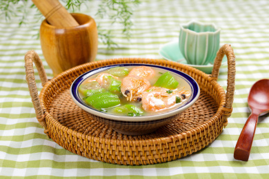 家常汤菜美食丝瓜煮大虾汤