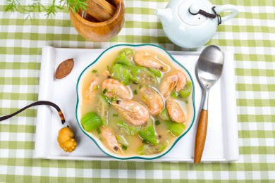 家常汤菜美食丝瓜煮大虾汤