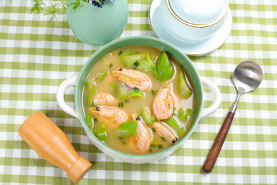 家常汤菜美食丝瓜煮大虾汤