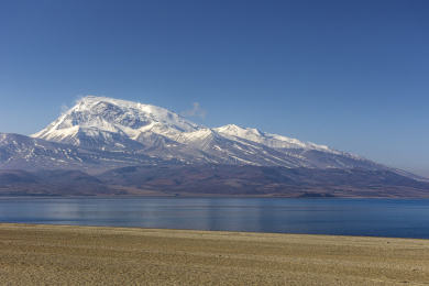 中国西藏阿里普兰县纳木那尼峰与鬼湖拉昂错