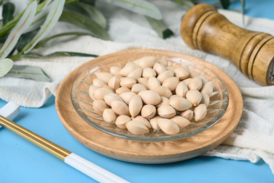 桌面上的盘子里的新鲜的银杏
