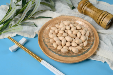 桌面上的盘子里的新鲜的银杏