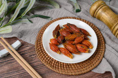 桌面上的盘子里的干爽的栀子