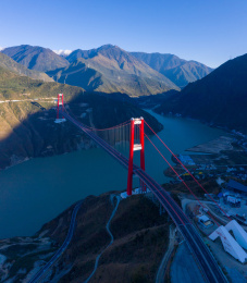 中国四川雅康高速泸定大渡河大桥
